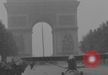 Immagine di Piper Cub dell'esercito americano che vola lungo Avenue des Champs-Elysees Parigi Francia, 1944, secondo 59 filmato di repertorio 65675079492