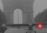 Immagine di Piper Cub dell'esercito americano che vola lungo Avenue des Champs-Elysees Parigi Francia, 1944, secondo 60 filmato di repertorio 65675079492