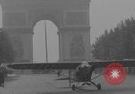Immagine di Piper Cub dell'esercito americano che vola lungo Avenue des Champs-Elysees Parigi Francia, 1944, secondo 61 filmato di repertorio 65675079492