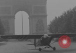 Immagine di Piper Cub dell'esercito americano che vola lungo Avenue des Champs-Elysees Parigi Francia, 1944, secondo 62 filmato di repertorio 65675079492