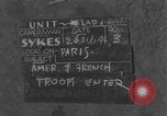 Immagine di Parigi corteo della folla con barricata umana Parigi Francia, 1944, secondo 4 filmato di repertorio 65675079510