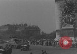 Immagine di Parigi corteo della folla con barricata umana Parigi Francia, 1944, secondo 5 filmato di repertorio 65675079510