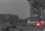 Immagine di Parigi corteo della folla con barricata umana Parigi Francia, 1944, secondo 6 filmato di repertorio 65675079510