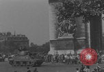 Immagine di Parigi corteo della folla con barricata umana Parigi Francia, 1944, secondo 7 filmato di repertorio 65675079510