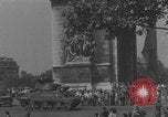 Immagine di Parigi corteo della folla con barricata umana Parigi Francia, 1944, secondo 8 filmato di repertorio 65675079510