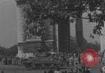 Immagine di Parigi corteo della folla con barricata umana Parigi Francia, 1944, secondo 9 filmato di repertorio 65675079510