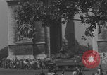 Immagine di Parigi corteo della folla con barricata umana Parigi Francia, 1944, secondo 10 filmato di repertorio 65675079510