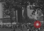 Immagine di Parigi corteo della folla con barricata umana Parigi Francia, 1944, secondo 11 filmato di repertorio 65675079510