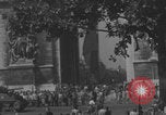 Immagine di Parigi corteo della folla con barricata umana Parigi Francia, 1944, secondo 13 filmato di repertorio 65675079510