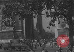 Immagine di Parigi corteo della folla con barricata umana Parigi Francia, 1944, secondo 14 filmato di repertorio 65675079510