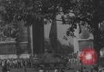 Immagine di Parigi corteo della folla con barricata umana Parigi Francia, 1944, secondo 15 filmato di repertorio 65675079510
