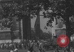 Immagine di Parigi corteo della folla con barricata umana Parigi Francia, 1944, secondo 16 filmato di repertorio 65675079510