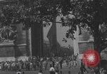 Immagine di Parigi corteo della folla con barricata umana Parigi Francia, 1944, secondo 17 filmato di repertorio 65675079510