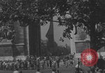 Immagine di Parigi corteo della folla con barricata umana Parigi Francia, 1944, secondo 18 filmato di repertorio 65675079510
