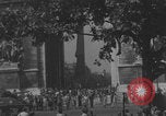 Immagine di Parigi corteo della folla con barricata umana Parigi Francia, 1944, secondo 19 filmato di repertorio 65675079510