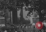 Immagine di Parigi corteo della folla con barricata umana Parigi Francia, 1944, secondo 20 filmato di repertorio 65675079510