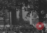 Immagine di Parigi corteo della folla con barricata umana Parigi Francia, 1944, secondo 22 filmato di repertorio 65675079510