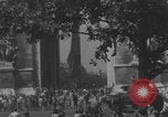 Immagine di Parigi corteo della folla con barricata umana Parigi Francia, 1944, secondo 23 filmato di repertorio 65675079510