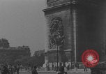 Immagine di Parigi corteo della folla con barricata umana Parigi Francia, 1944, secondo 24 filmato di repertorio 65675079510