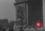 Immagine di Parigi corteo della folla con barricata umana Parigi Francia, 1944, secondo 25 filmato di repertorio 65675079510