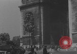 Immagine di Parigi corteo della folla con barricata umana Parigi Francia, 1944, secondo 26 filmato di repertorio 65675079510