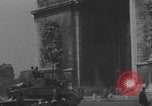 Immagine di Parigi corteo della folla con barricata umana Parigi Francia, 1944, secondo 27 filmato di repertorio 65675079510