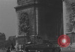 Immagine di Parigi corteo della folla con barricata umana Parigi Francia, 1944, secondo 28 filmato di repertorio 65675079510
