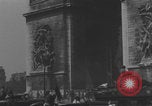 Immagine di Parigi corteo della folla con barricata umana Parigi Francia, 1944, secondo 29 filmato di repertorio 65675079510