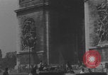 Immagine di Parigi corteo della folla con barricata umana Parigi Francia, 1944, secondo 30 filmato di repertorio 65675079510