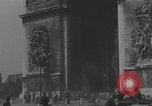 Immagine di Parigi corteo della folla con barricata umana Parigi Francia, 1944, secondo 31 filmato di repertorio 65675079510