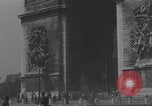 Immagine di Parigi corteo della folla con barricata umana Parigi Francia, 1944, secondo 32 filmato di repertorio 65675079510