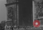 Immagine di Parigi corteo della folla con barricata umana Parigi Francia, 1944, secondo 33 filmato di repertorio 65675079510