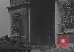 Immagine di Parigi corteo della folla con barricata umana Parigi Francia, 1944, secondo 34 filmato di repertorio 65675079510