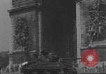 Immagine di Parigi corteo della folla con barricata umana Parigi Francia, 1944, secondo 35 filmato di repertorio 65675079510