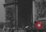 Immagine di Parigi corteo della folla con barricata umana Parigi Francia, 1944, secondo 36 filmato di repertorio 65675079510