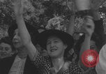 Immagine di Parigi corteo della folla con barricata umana Parigi Francia, 1944, secondo 37 filmato di repertorio 65675079510