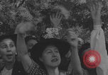 Immagine di Parigi corteo della folla con barricata umana Parigi Francia, 1944, secondo 40 filmato di repertorio 65675079510