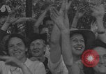 Immagine di Parigi corteo della folla con barricata umana Parigi Francia, 1944, secondo 42 filmato di repertorio 65675079510