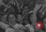 Immagine di Parigi corteo della folla con barricata umana Parigi Francia, 1944, secondo 45 filmato di repertorio 65675079510