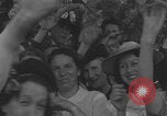 Immagine di Parigi corteo della folla con barricata umana Parigi Francia, 1944, secondo 46 filmato di repertorio 65675079510