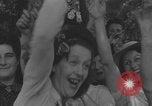 Immagine di Parigi corteo della folla con barricata umana Parigi Francia, 1944, secondo 47 filmato di repertorio 65675079510