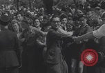 Immagine di Parigi corteo della folla con barricata umana Parigi Francia, 1944, secondo 49 filmato di repertorio 65675079510