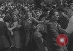 Immagine di Parigi corteo della folla con barricata umana Parigi Francia, 1944, secondo 50 filmato di repertorio 65675079510