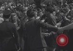 Immagine di Parigi corteo della folla con barricata umana Parigi Francia, 1944, secondo 51 filmato di repertorio 65675079510