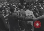 Immagine di Parigi corteo della folla con barricata umana Parigi Francia, 1944, secondo 52 filmato di repertorio 65675079510