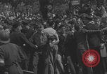 Immagine di Parigi corteo della folla con barricata umana Parigi Francia, 1944, secondo 53 filmato di repertorio 65675079510