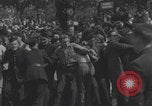 Immagine di Parigi corteo della folla con barricata umana Parigi Francia, 1944, secondo 54 filmato di repertorio 65675079510