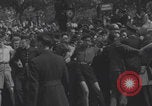 Immagine di Parigi corteo della folla con barricata umana Parigi Francia, 1944, secondo 55 filmato di repertorio 65675079510