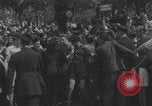 Immagine di Parigi corteo della folla con barricata umana Parigi Francia, 1944, secondo 56 filmato di repertorio 65675079510