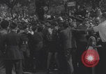 Immagine di Parigi corteo della folla con barricata umana Parigi Francia, 1944, secondo 57 filmato di repertorio 65675079510